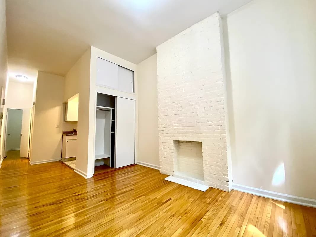417 East 81 Street #D, Manhattan, NY 10028 apartment_living_room 1