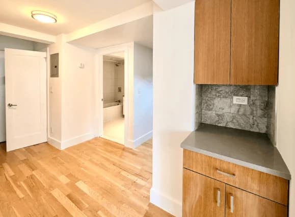 752 W End Ave #16F, Manhattan, NY 10025 apartment_living_room 1