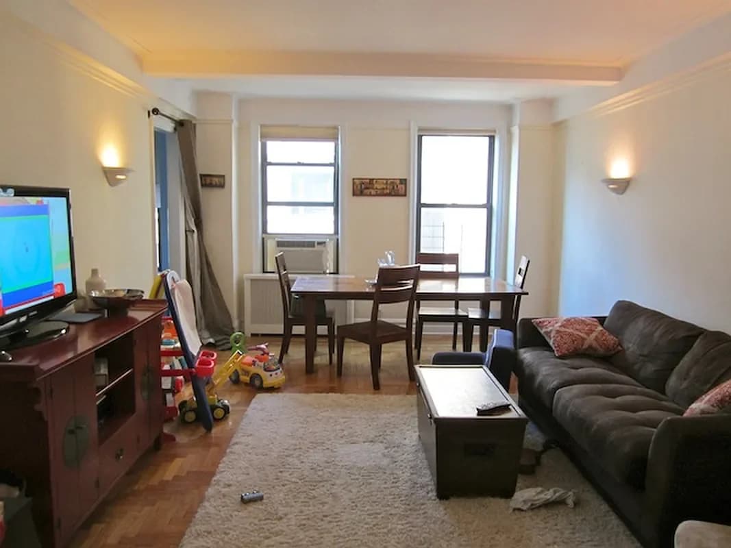 900 West End Avenue #8E, Manhattan, NY 10025 apartment_living_room 1