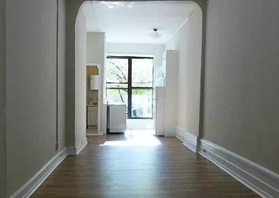 318 West 106 Street #4RW, Manhattan, NY 10025 apartment_living_room 1