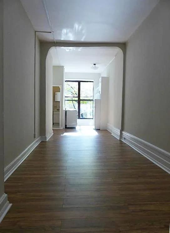 318 West 106 Street #4RW, Manhattan, NY 10025 apartment_living_room 1