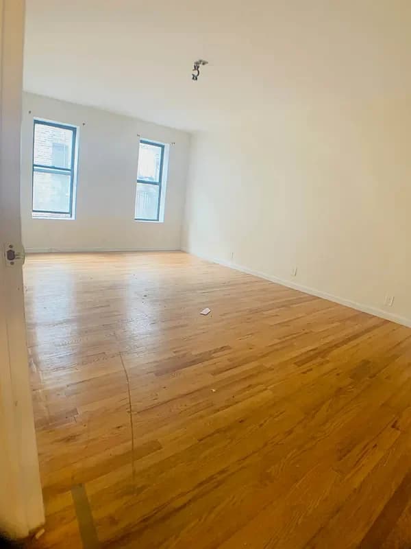 124 Ft George Avenue #E4, Manhattan, NY 10040 apartment_living_room 1