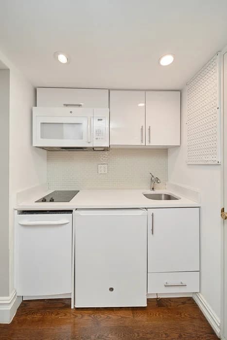 226 W 13 St #2R, Manhattan, NY 10011 apartment_kitchen 1