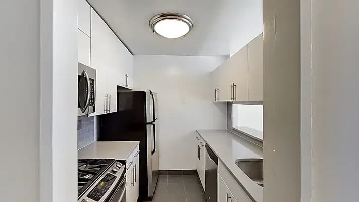 260 W 52 St #19A, Manhattan, NY 10019