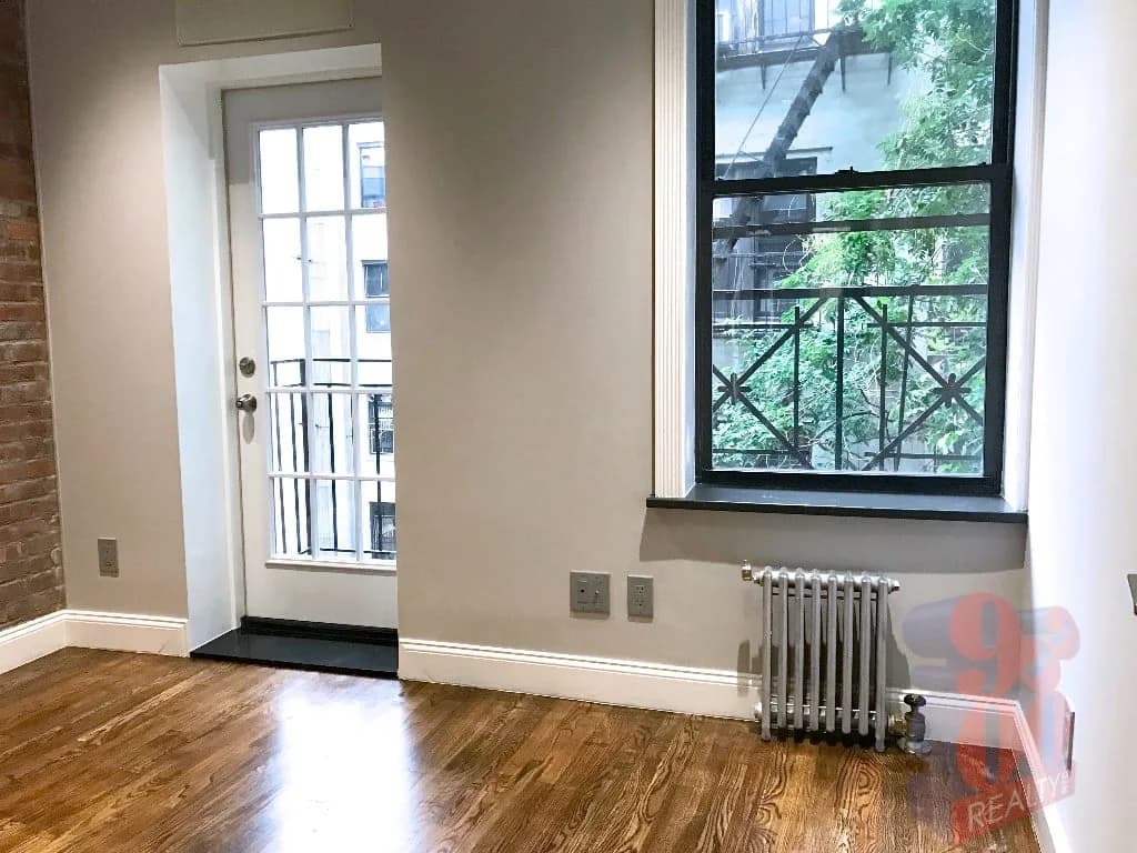 248 Mott St #15, Manhattan, NY 10012 apartment_living_room 1