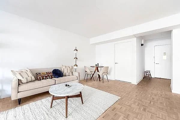 200 East 87 Street #10F, Manhattan, NY 10028 apartment_living_room 1