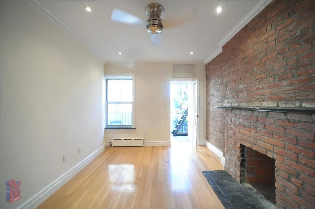 566 Hudson Street #8, Manhattan, NY 10014 apartment_living_room 1