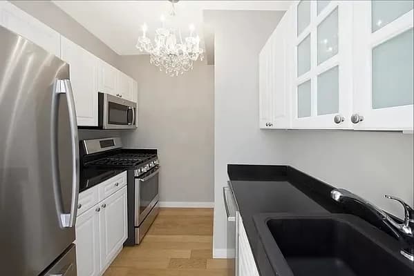 One West 1 West St #2610, Manhattan, NY 10006 apartment_kitchen 1