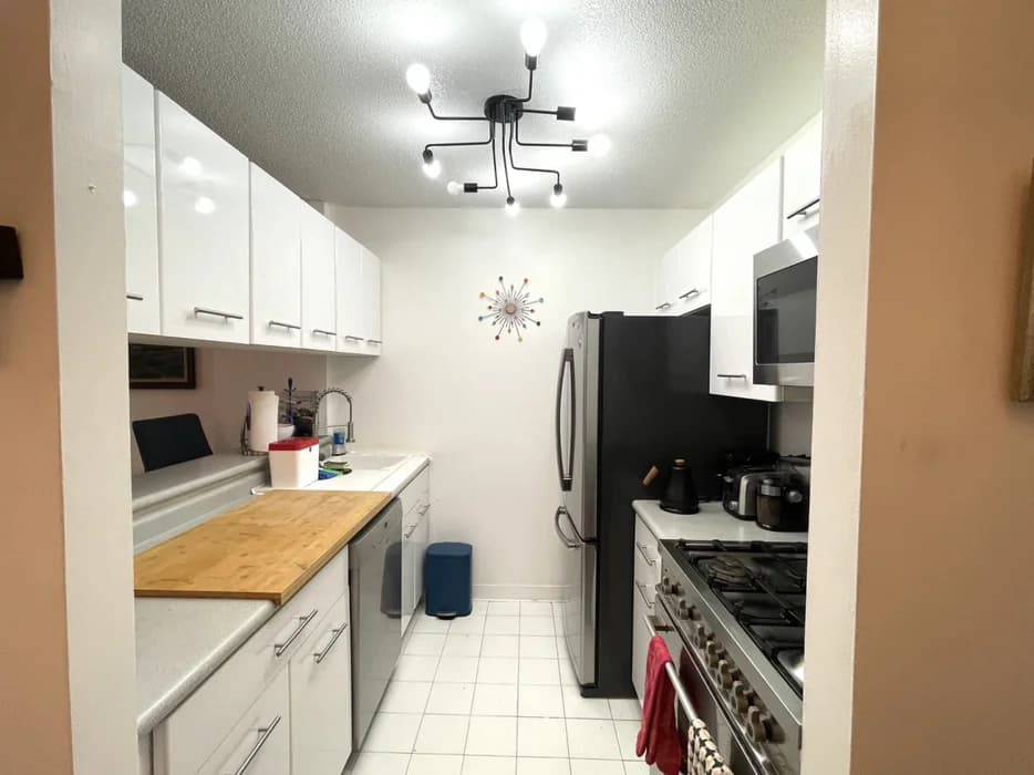 2 South End Avenue #7J, Manhattan, NY 10280 apartment_kitchen 1