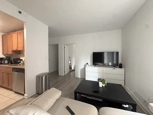35-39 W 33 St #31F, Manhattan, NY 10001 apartment_living_room 1