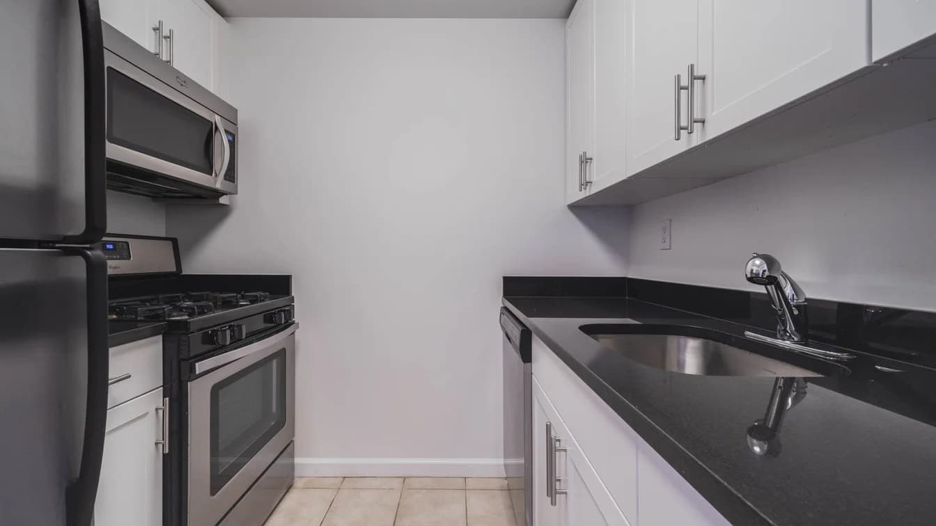 180 Riverside Boulevard #31F, Manhattan, NY 10069 apartment_kitchen 1