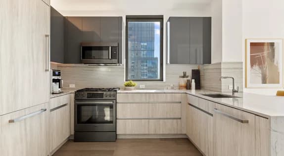 770 8 Avenue #40G, Manhattan, NY 10036