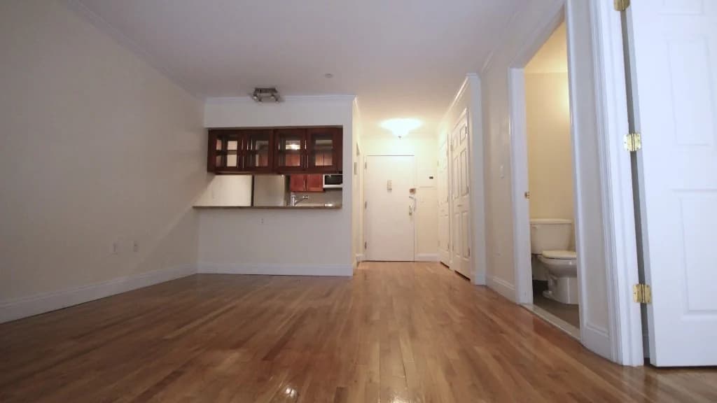29 Cooper Street #4B, Manhattan, NY 10034 apartment_living_room 1