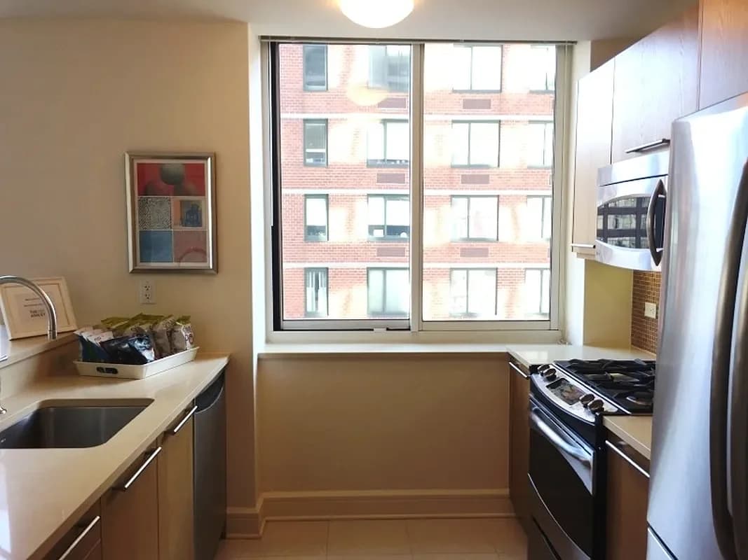 400 West 63 Street #611, Manhattan, NY 10069 apartment_kitchen 3