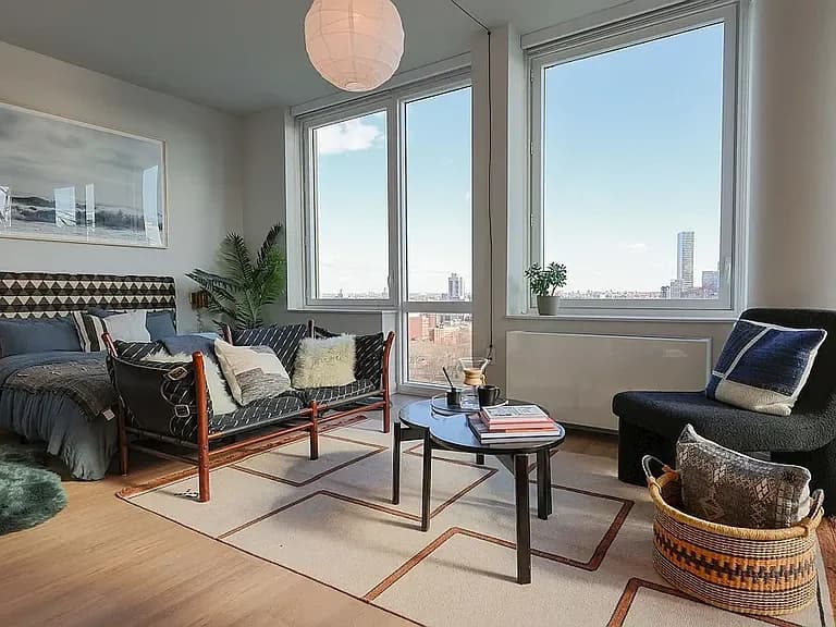430 Main St #16A, Manhattan, NY 10044 apartment_living_room 1