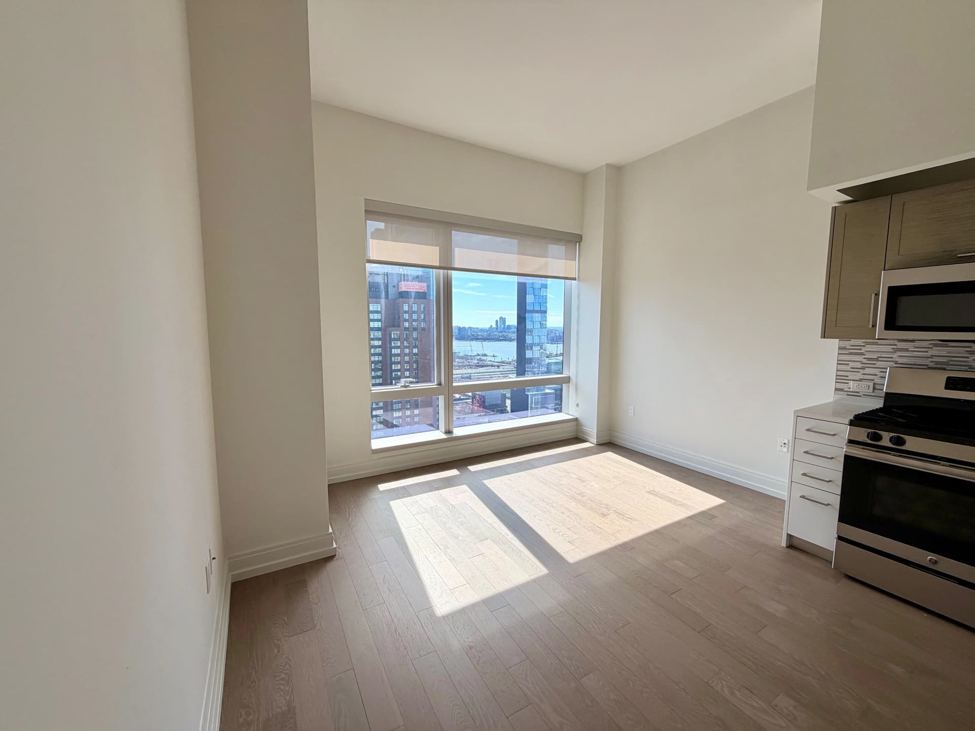 555 10 Avenue #20C, Manhattan, NY 10018 apartment_living_room 1
