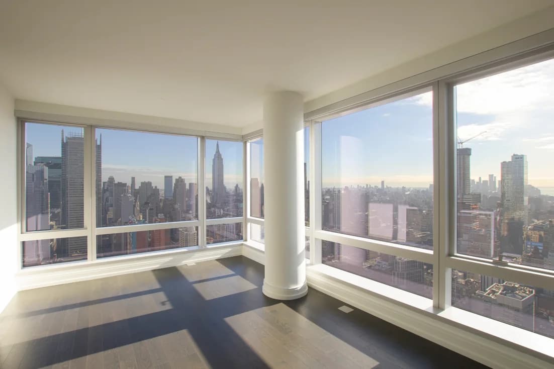 555 10 Ave #51E, Manhattan, NY 10018 apartment_living_room 1