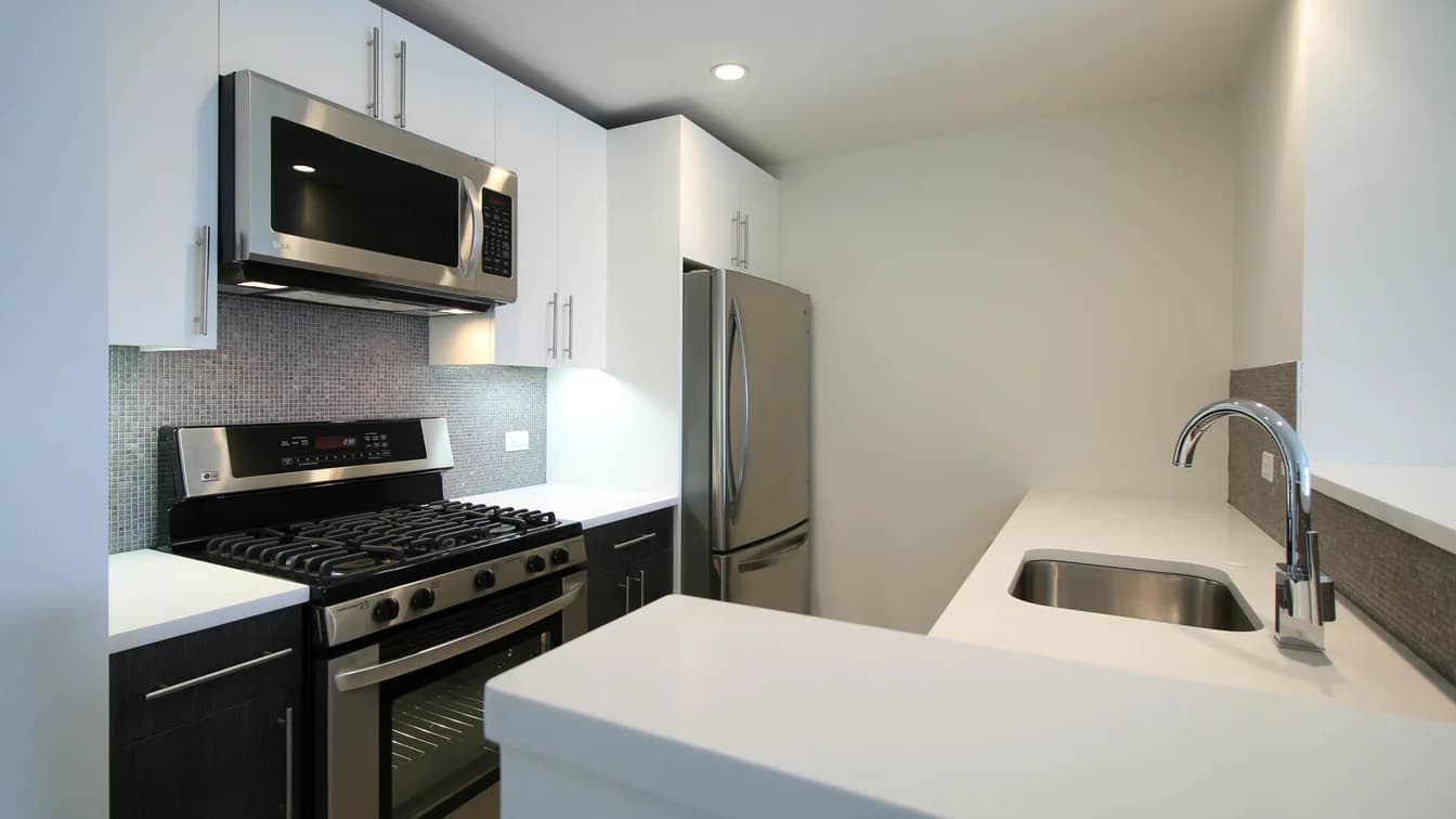 175 Kent Avenue #513, Brooklyn, NY 11249 apartment_kitchen 1