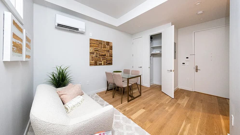 45-57 Davis Street #612, Queens, NY 11101 apartment_living_room 1