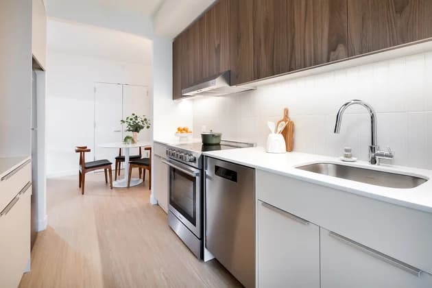 30-77 Vernon Boulevard #PH725W, Queens, NY 11102