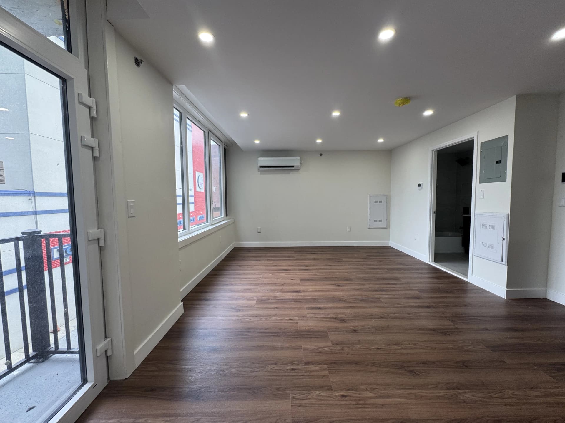 166-13 91 Avenue #5A, Queens, NY 11432 apartment_living_room 1