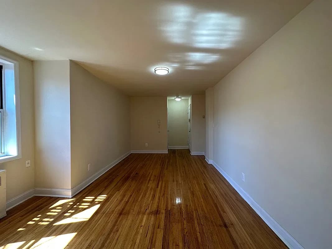 143-23 Barclay Avenue #5C, Queens, NY 11355 apartment_living_room 1