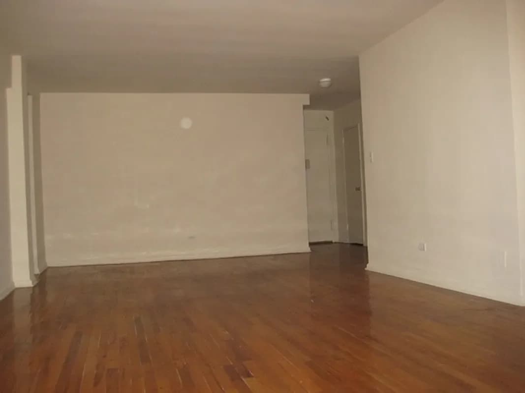 86-25 Van Wyck Expressway #507, Queens, NY 11435 apartment_living_room 1