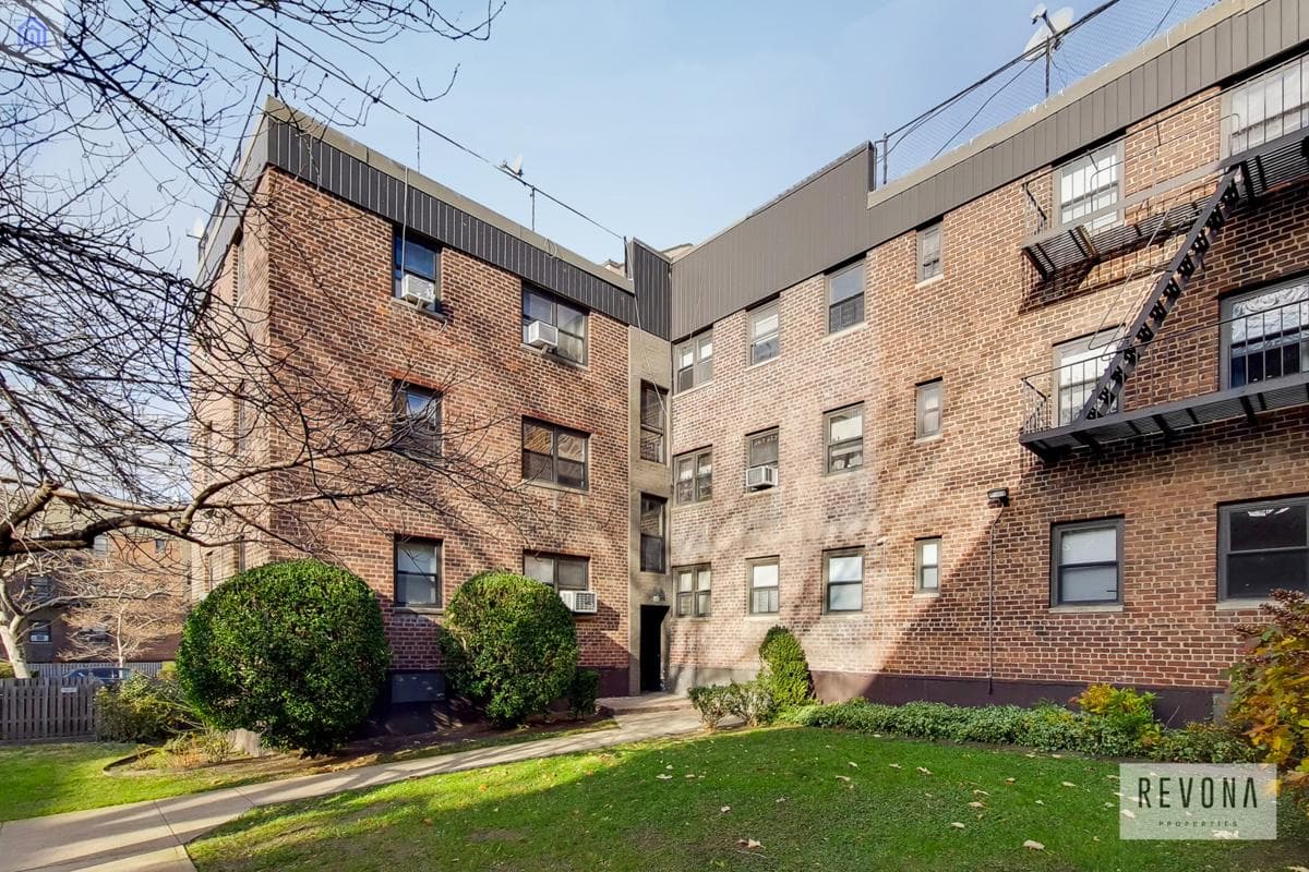 18-24 21 Avenue #3e, Queens, NY 11105