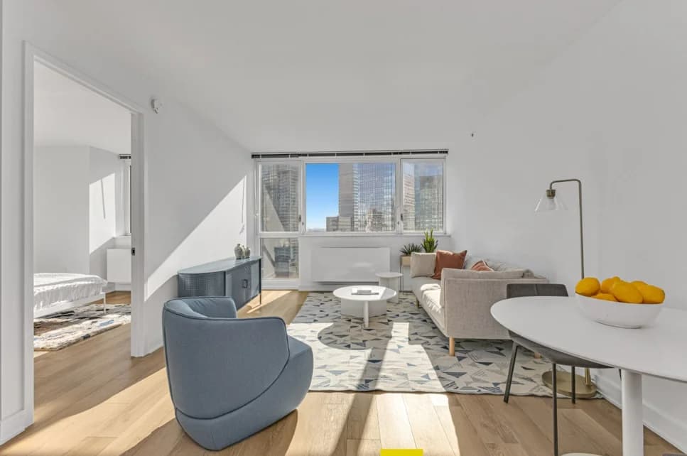 Linc LIC 43-10 Crescent St #622, Queens, NY 11101 apartment_living_room 1
