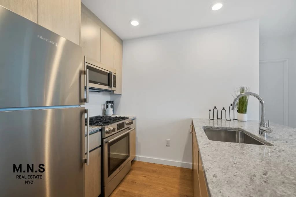 22-44 Jackson Ave #812, Queens, NY 11101 apartment_kitchen 1
