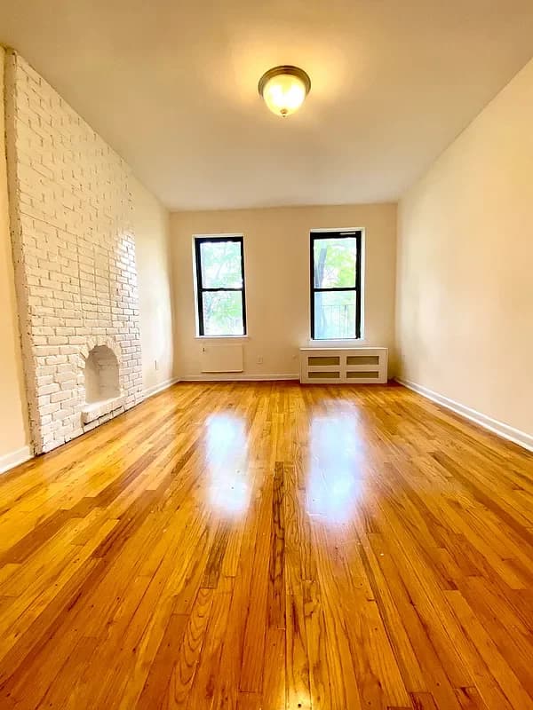 427 East 83 Street #5B, Manhattan, NY 10028 apartment_living_room 1