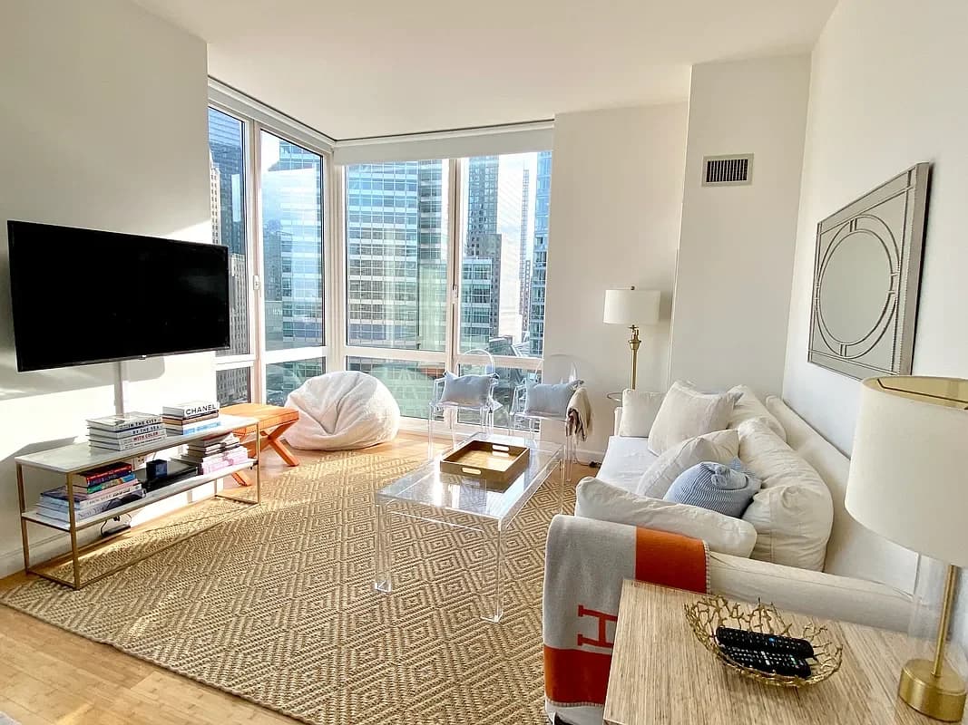 300 North End Avenue #18B, Manhattan, NY 10282 apartment_living_room 1