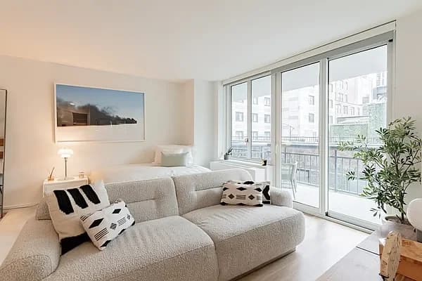 70 West 37 Street #1504, Manhattan, NY 10018 apartment_living_room 1