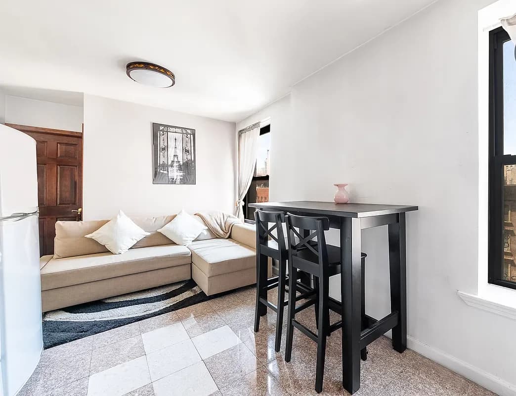 303 East 85 Street #19, Manhattan, NY 10028 apartment_living_room 1