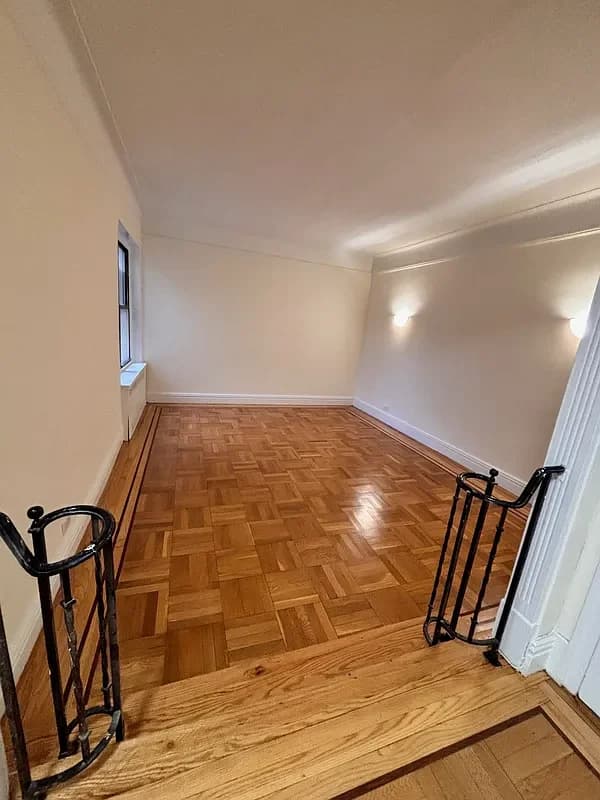 25 Cooper Street #6D, Manhattan, NY 10034 apartment_living_room 1