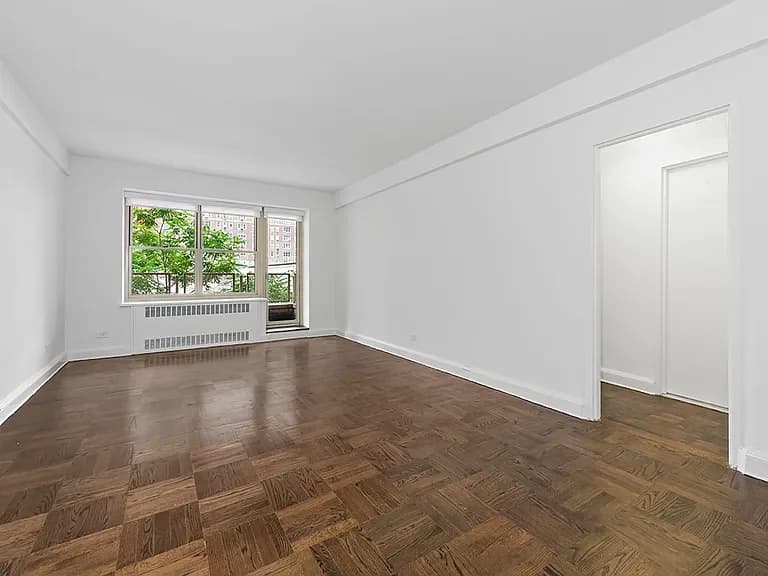 40 Park Avenue #5J, Manhattan, NY 10016 apartment_living_room 1