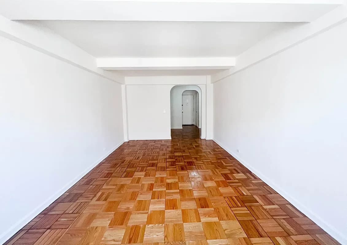 425 West 205 Street #6-B, Manhattan, NY 10034 apartment_living_room 1