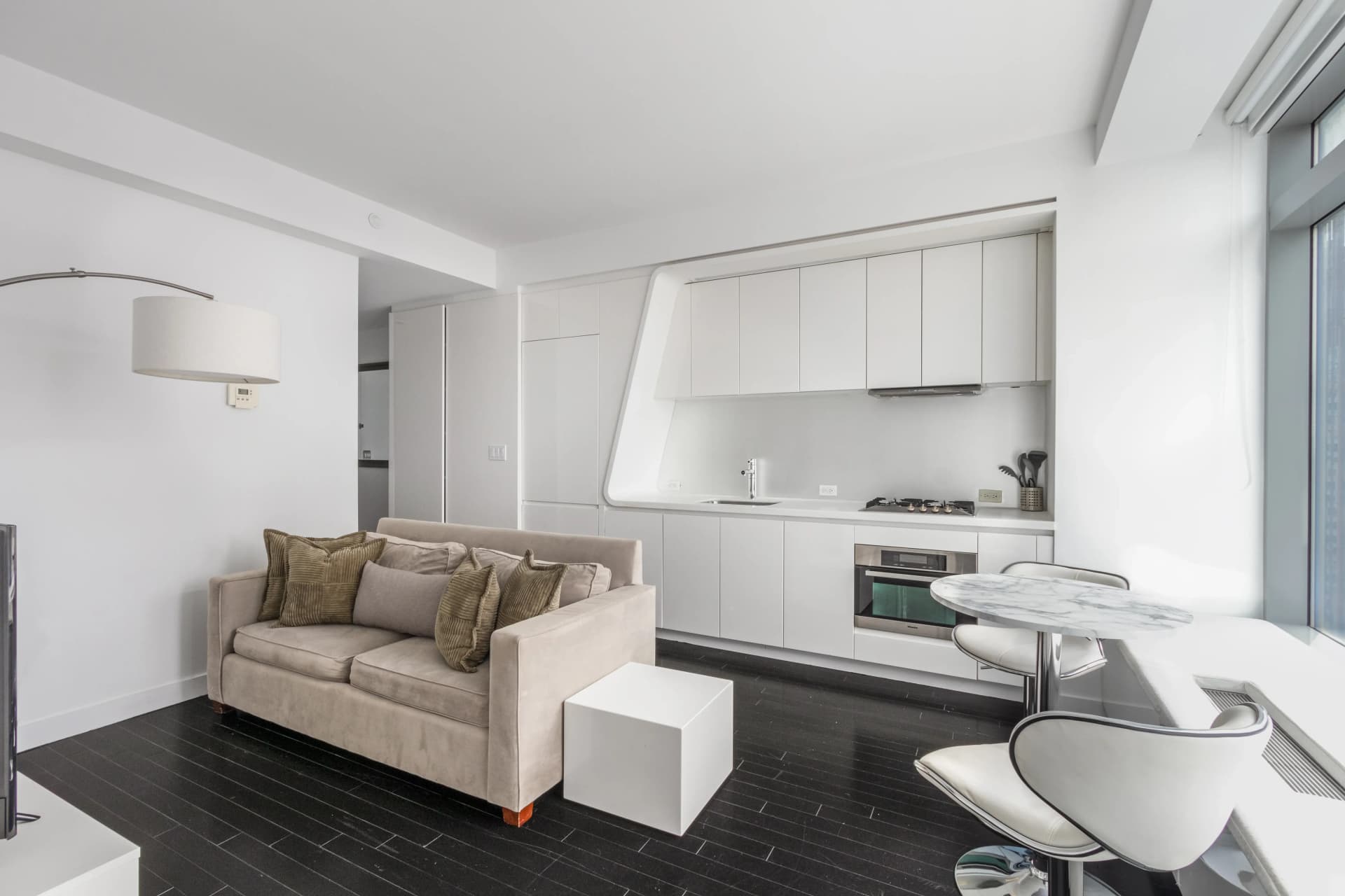 123 Washington Street #34H, Manhattan, NY 10006 apartment_living_room 1