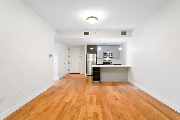 2727 Henry Hudson Parkway West #701, Bronx, NY 10471 apartment_living_room 1