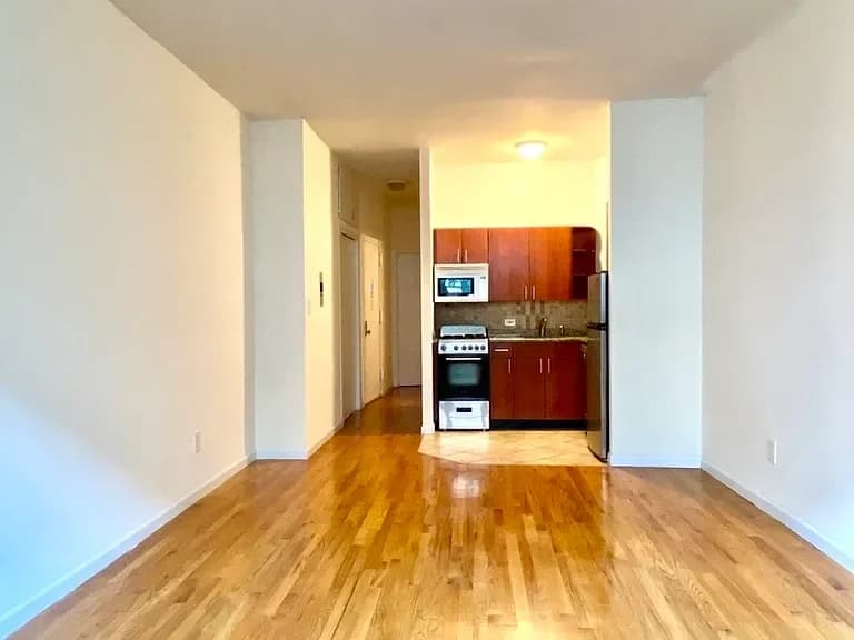 429 East 83 Street #2D, Manhattan, NY 10028 apartment_living_room 1