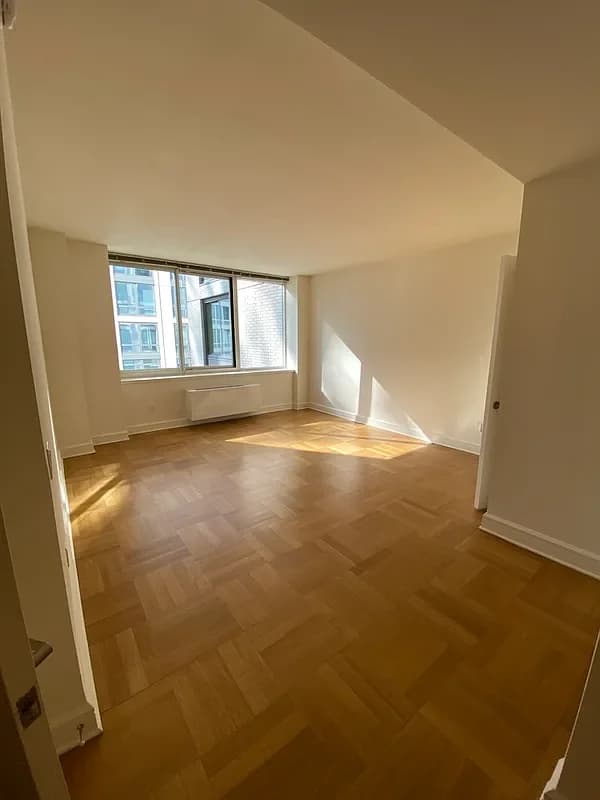 400 West 63 Street #1403, Manhattan, NY 10069 apartment_living_room 1