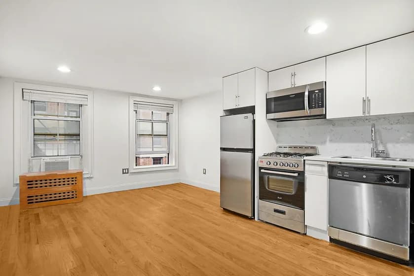 98 Christopher Street #16, Manhattan, NY 10014 apartment_living_room 1