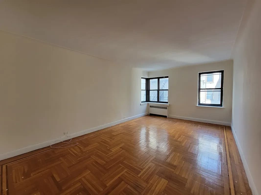 105 Arden Street #4-F, Manhattan, NY 10040 apartment_living_room 1
