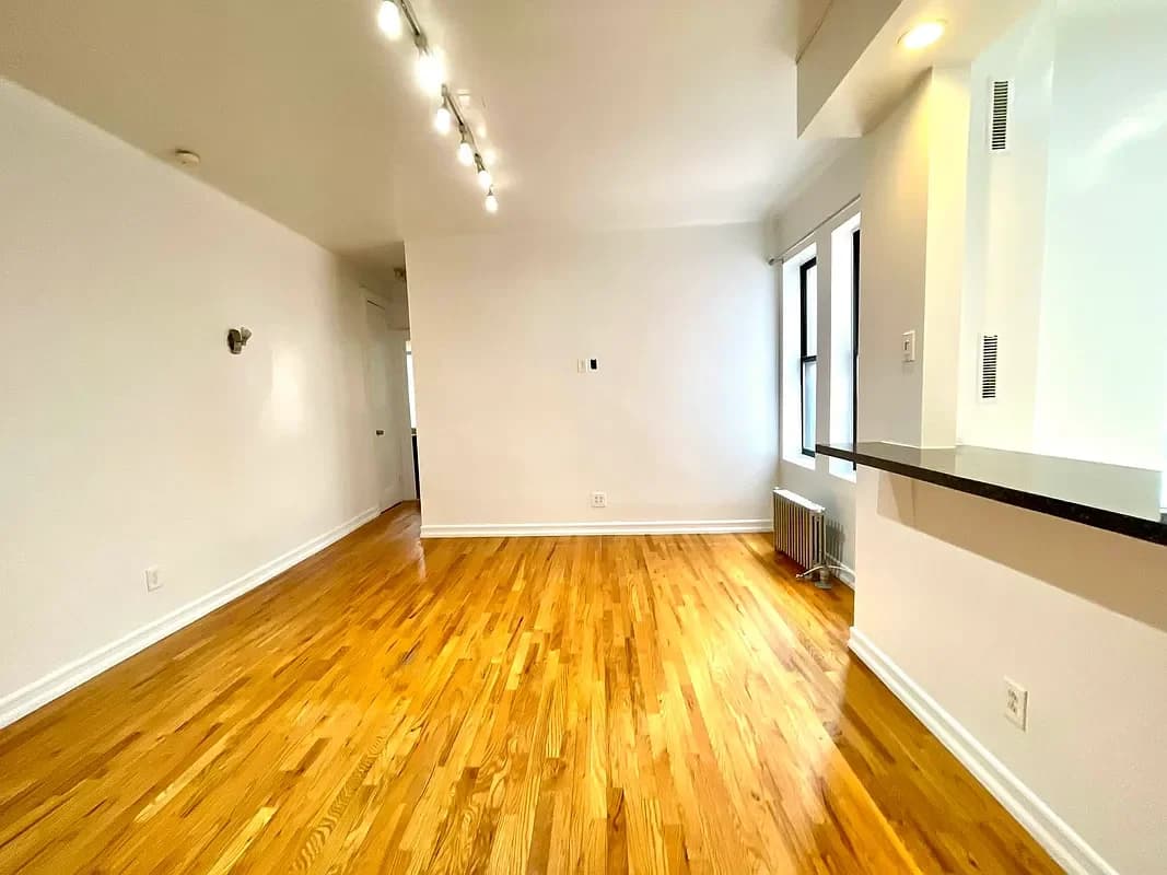 655 West 190 Street #46, Manhattan, NY 10040 apartment_living_room 1