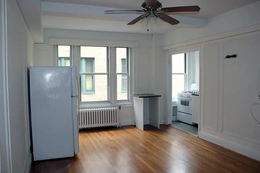 325 West 45 Street #1005, Manhattan, NY 10036 apartment_dining_room 1