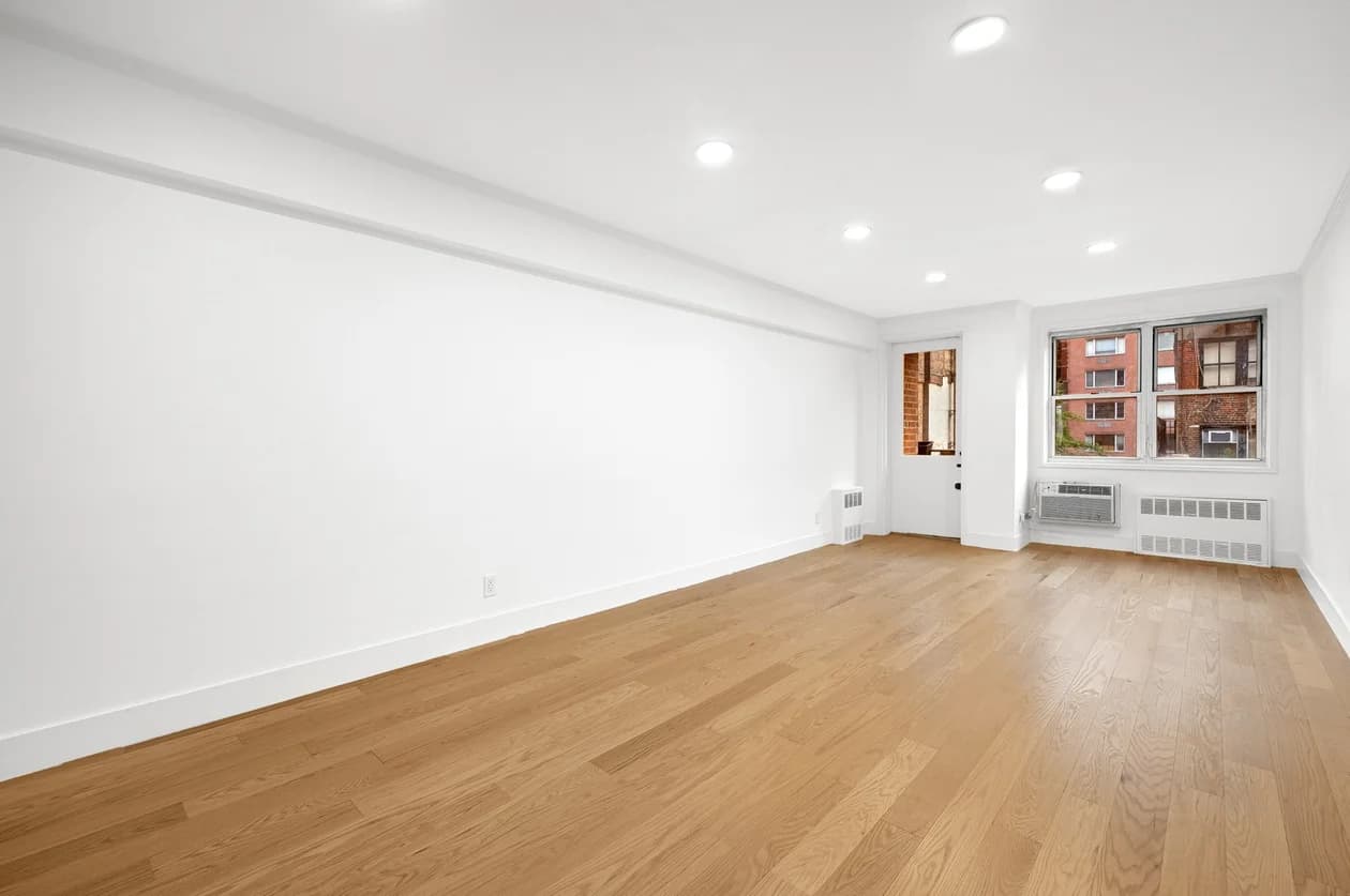 170 West 23 Street #3D, Manhattan, NY 10011 apartment_living_room 7
