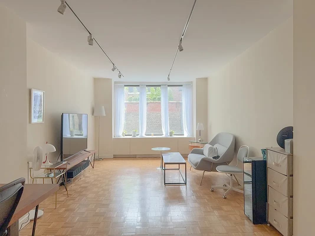 45 East 80 Street #4E, Manhattan, NY 10028 apartment_living_room 1