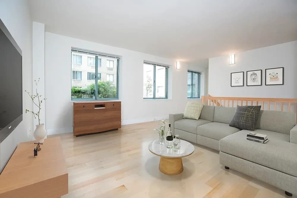 100 Jane St #2Q, Manhattan, NY 10014 apartment_living_room 1