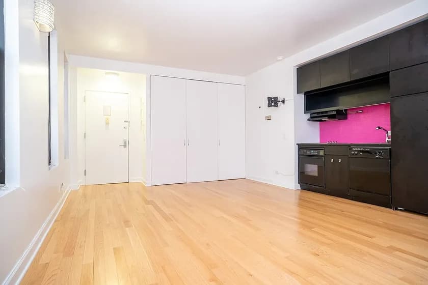 56 Pine Street #10E, Manhattan, NY 10005 apartment_living_room 1