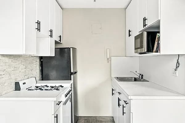 301 East 63 Street #8C, Manhattan, NY 10065